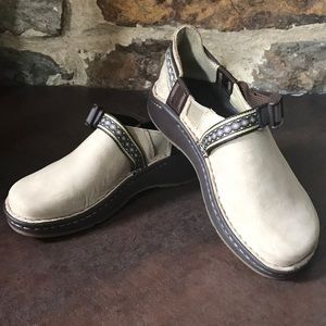 CHACO NEW Pedshed leather closed toe W 7